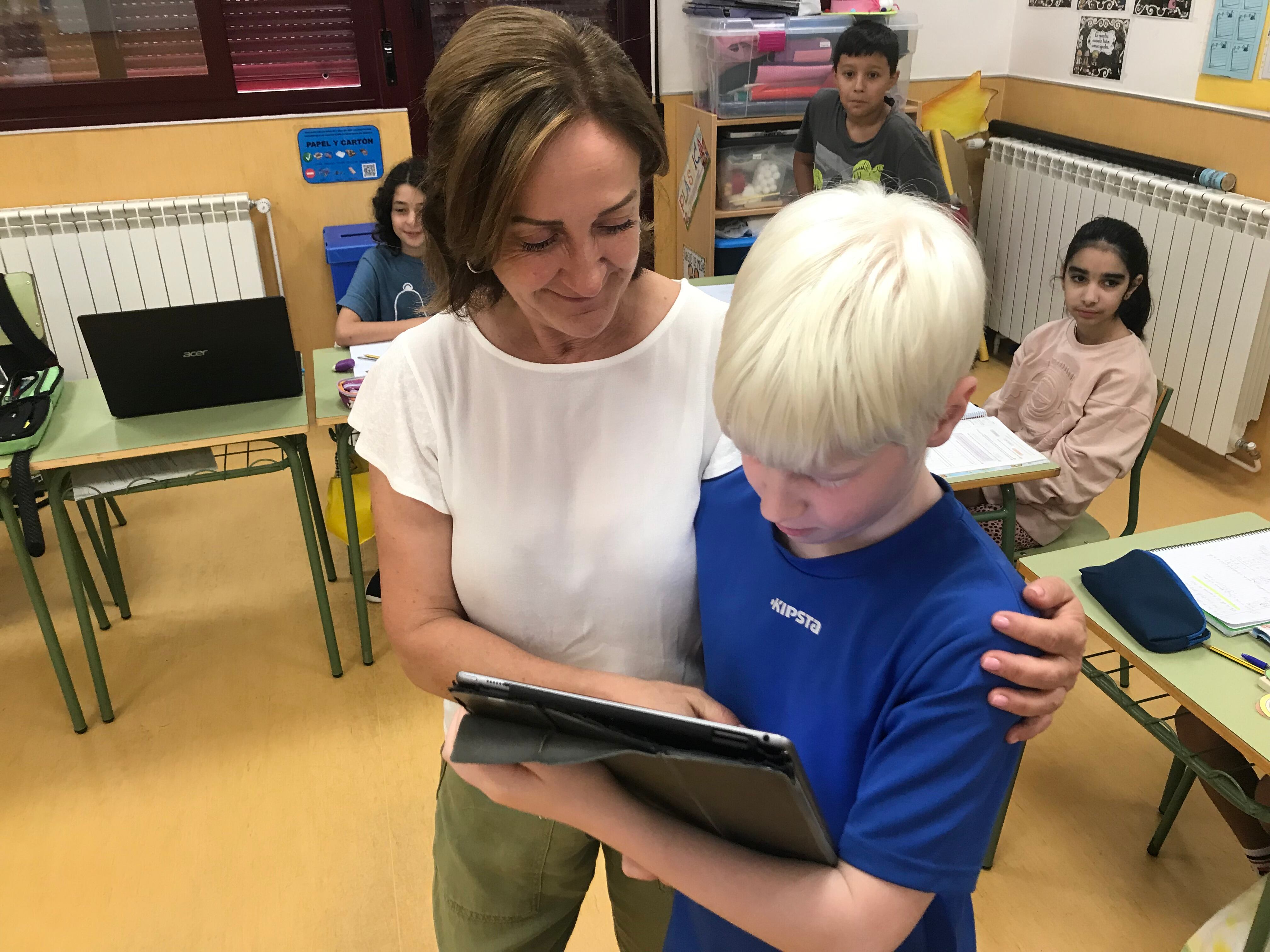 Lucía Guijarro, maestra itinerante de la ONCE en Cuenca que atiende las necesidades de Hernán, niño con deficiencia visual.