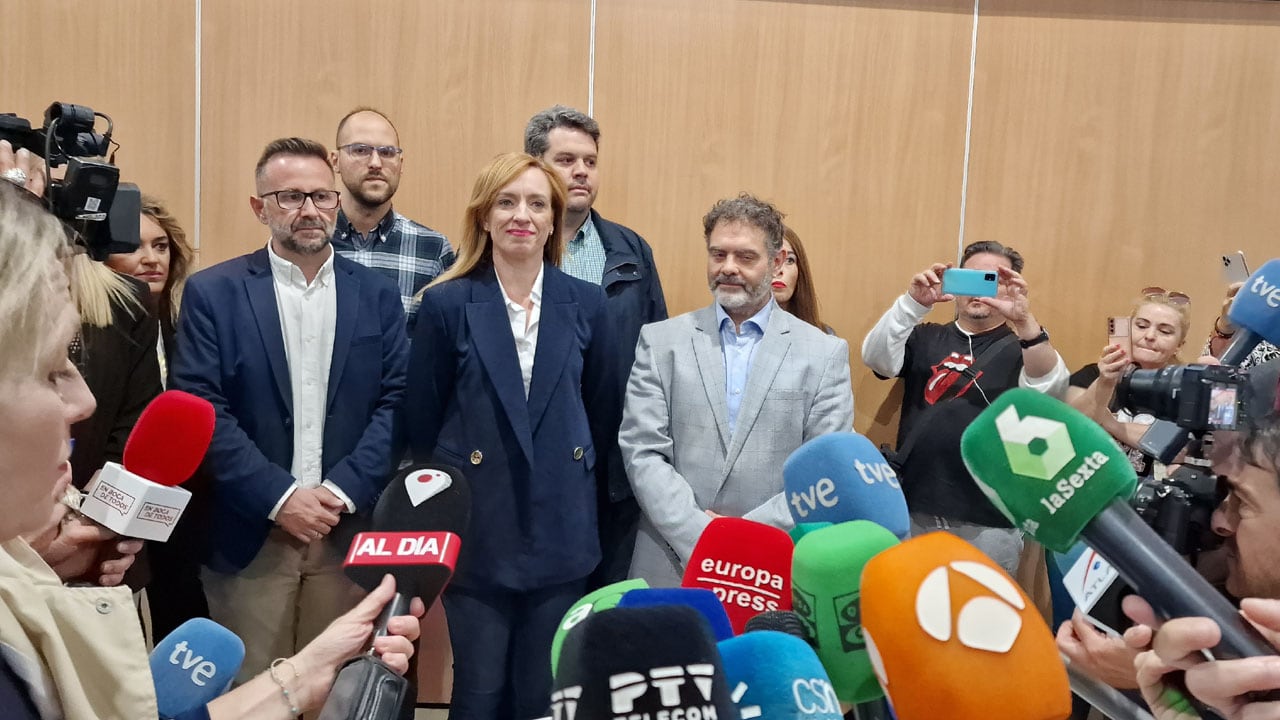 La alcadesa de Maracena (Granada), Berta Linares, junto a su equipo de gobierno, tras levantarse el secreto del sumario del secuestro de una de sus compañeras el pasado febrero