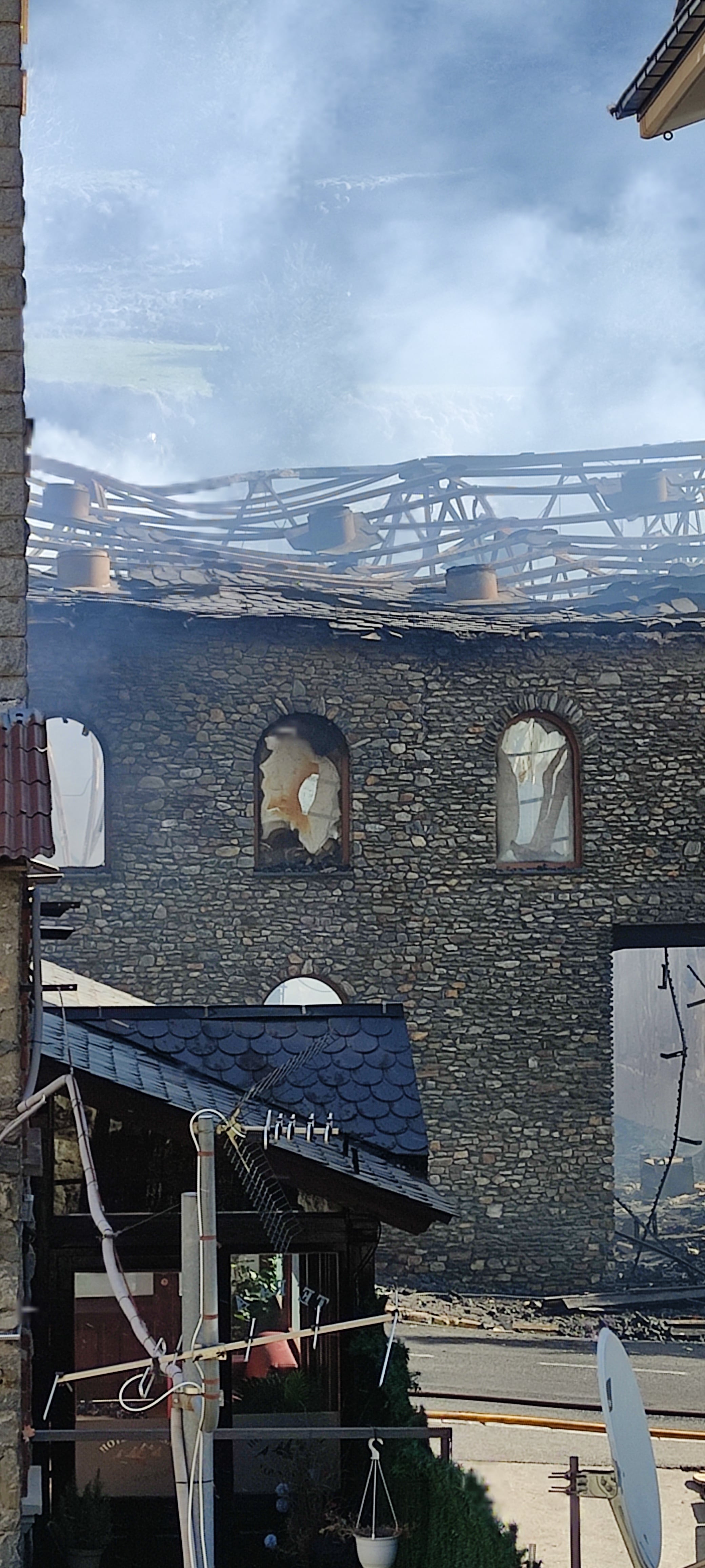 Estat en què ha quedat l'edifici d'Aigües d'Arinsal a causa de l'incendi declarat la passada nit