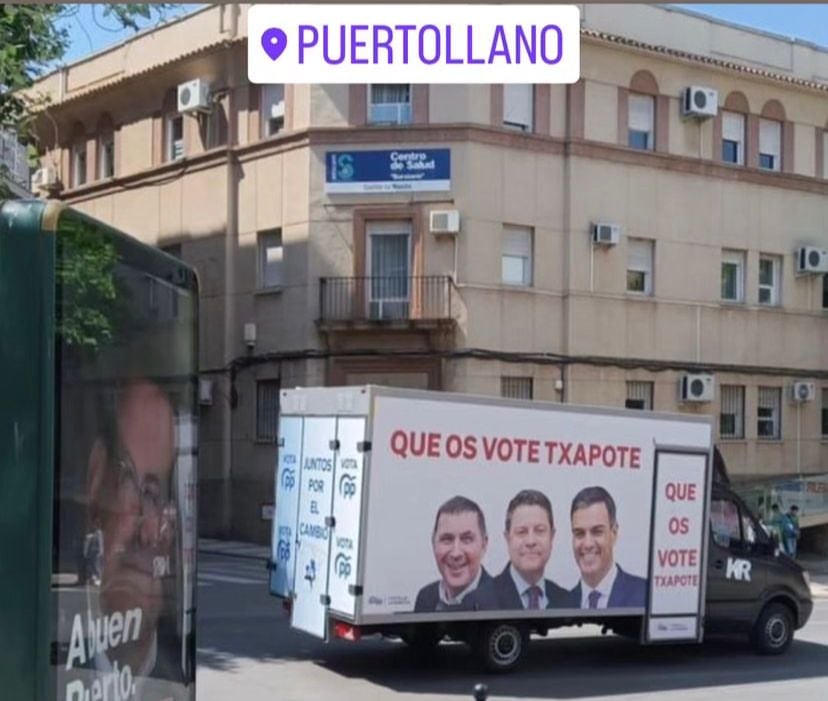 Pantallazo de la storie subida por un usuario de Instagram en el que se ve la furgoneta usada por NNGG de Puertollano con la frase &quot;Que os vote Txapote&quot;.