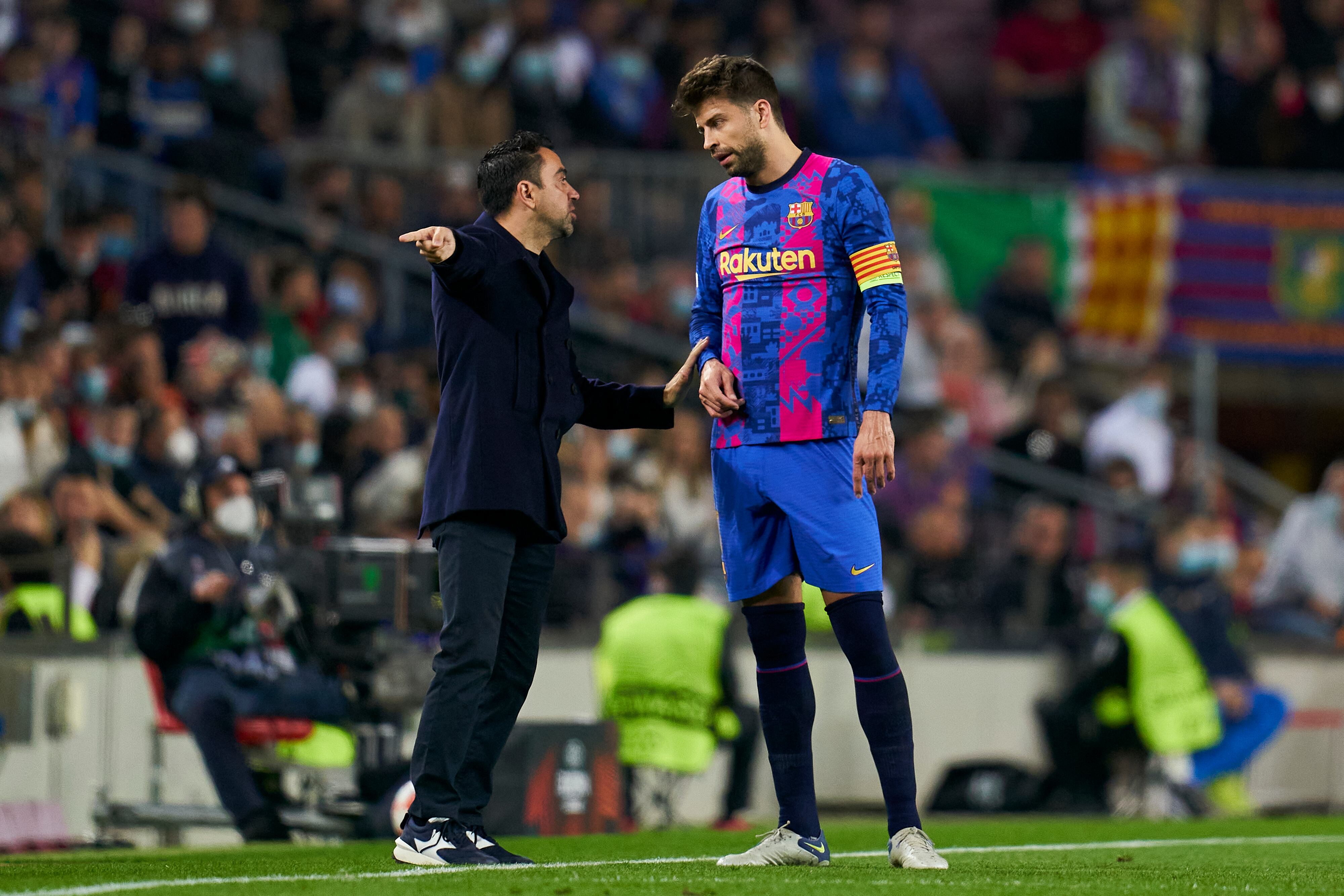 Xavi, con Piqué, durante el Barça - Nápoles de Europa League