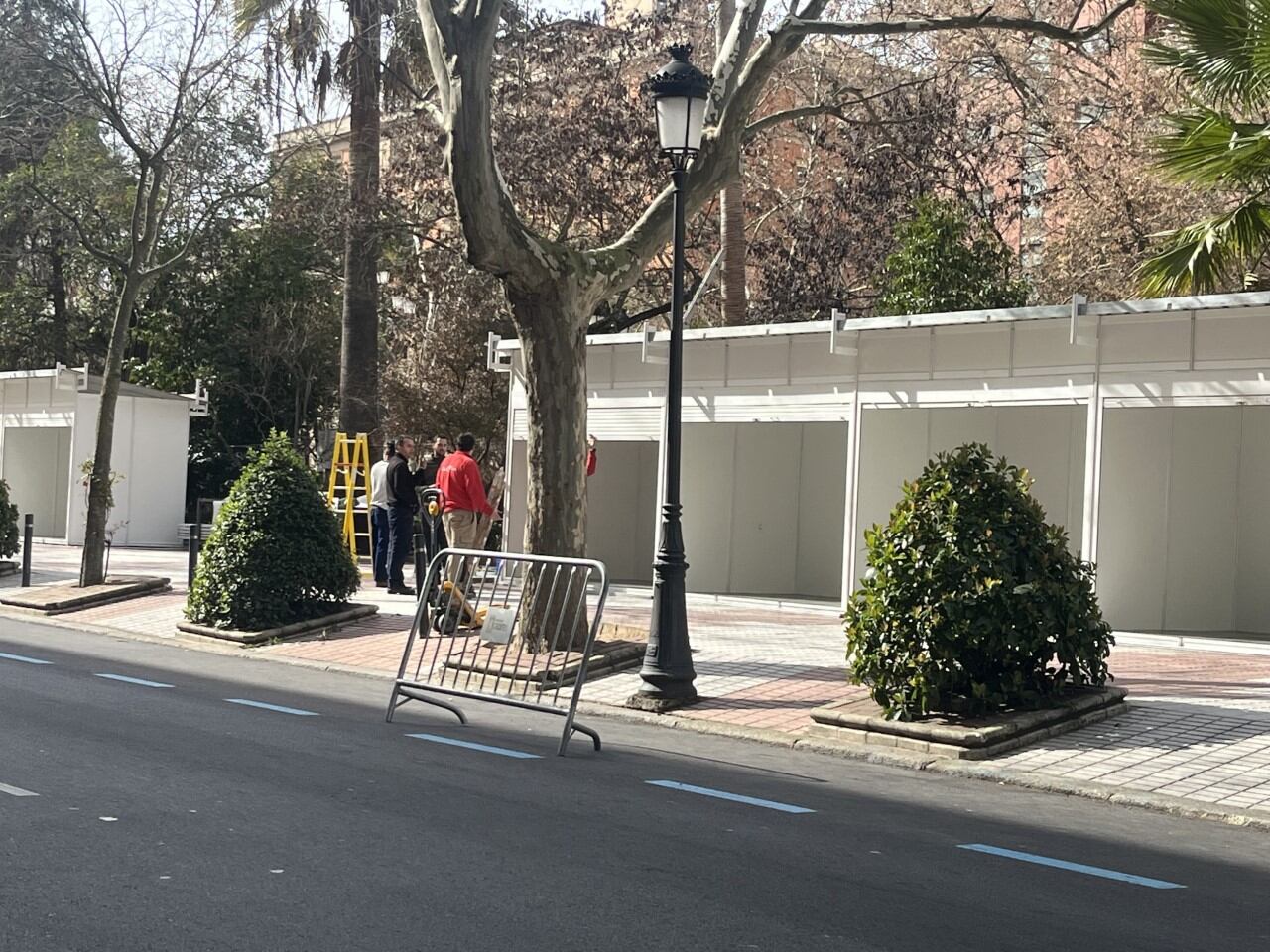 Labores de montaje I Feria Stock  en el Paseo de Cánovas