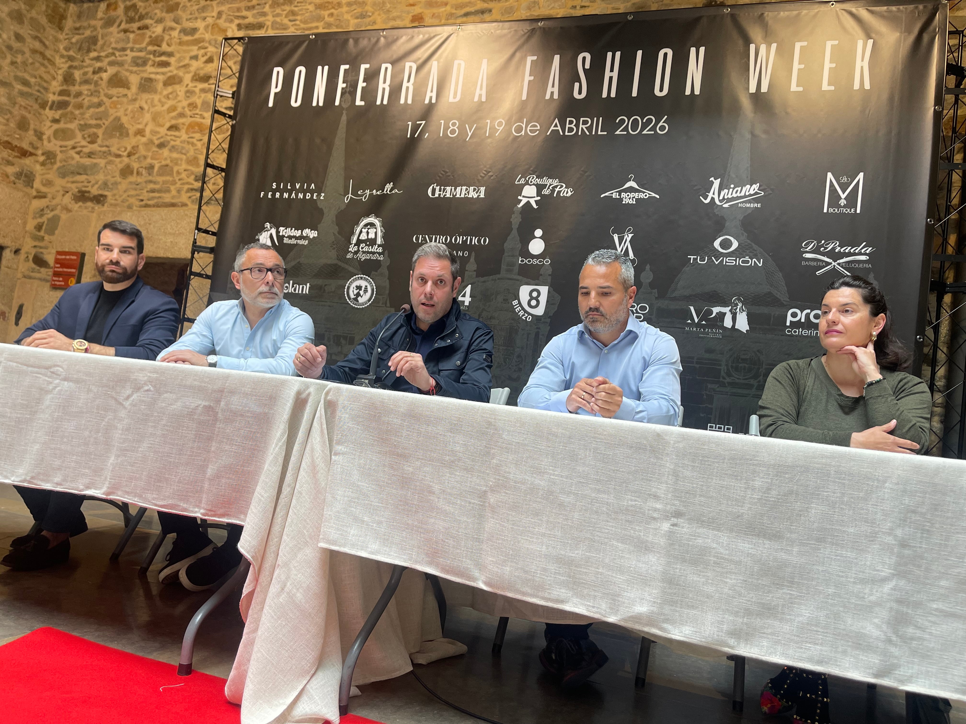 Los concejales Iván Alonso, David Pacios y Carlos Cortina, presentan la Semana de la Moda de Ponferrada junto a los representantes de las asociaciones Centro Mola y Templarium