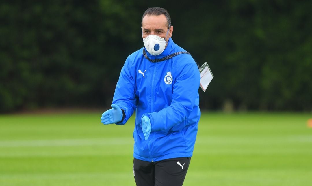 José Luis Oltra, con mascarilla y guantes, dirigiendo una de las sesiones post confinamiento en La Albericia