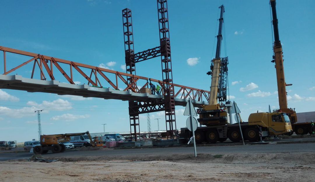 Obras de instalación de la pasarela peatonal de acceso a Cobadú