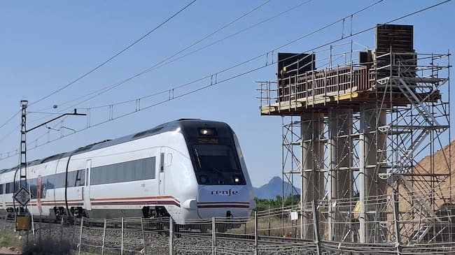 Paso del tren bajo del futuro puente