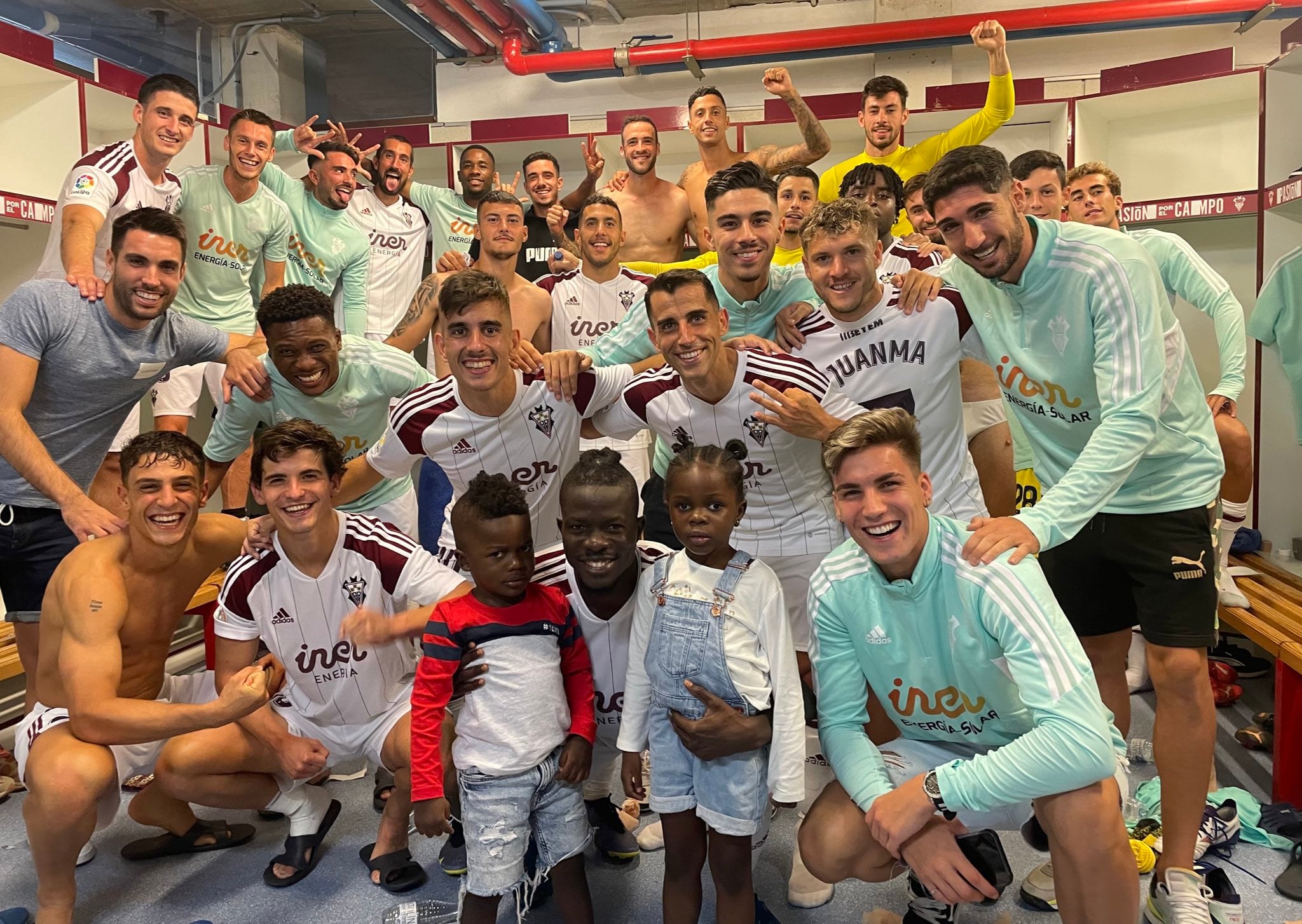 Los jugadores del Albacete celebran una victoria en el vestuario