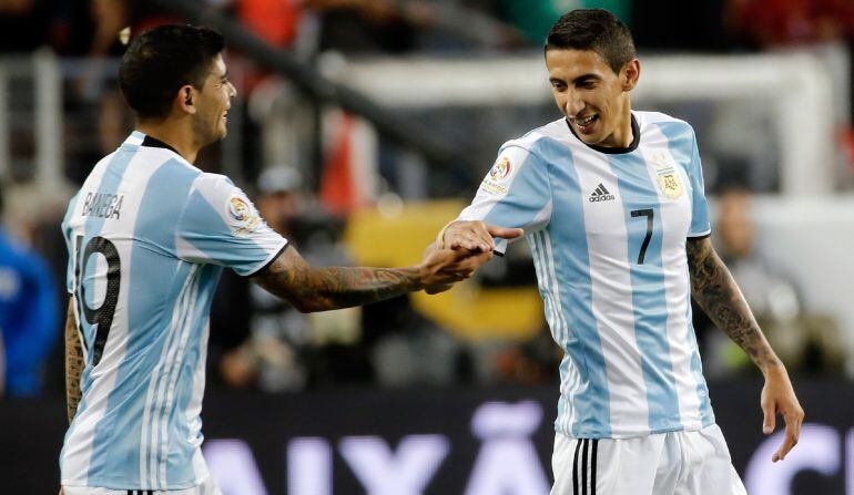 Banega y Di María, en el encuentro entre Argentina y Chile de la Copa América.