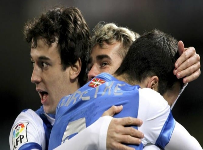 Rubén Pardo celebra con Agirretxe y Griezmann un gol de la Real