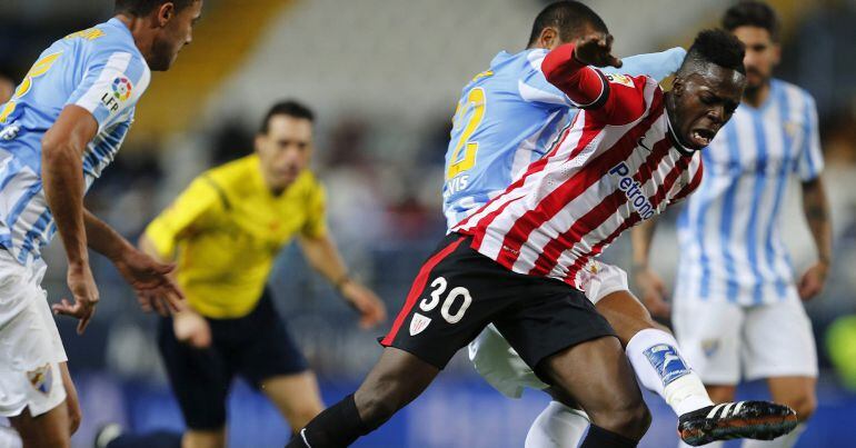 GRA413. MÁLAGA, 21/01/2015.- El delantero del Athletic Club de Bilbao Iñaki Williams (d) trata de superar al argentino Fernando Damian Tissone, del Málaga, durante el partido de ida de cuartos de final de la Copa del Rey disputado esta noche en el estadio de la Rosaleda, en Málaga. EFE/Jorge Zapata
