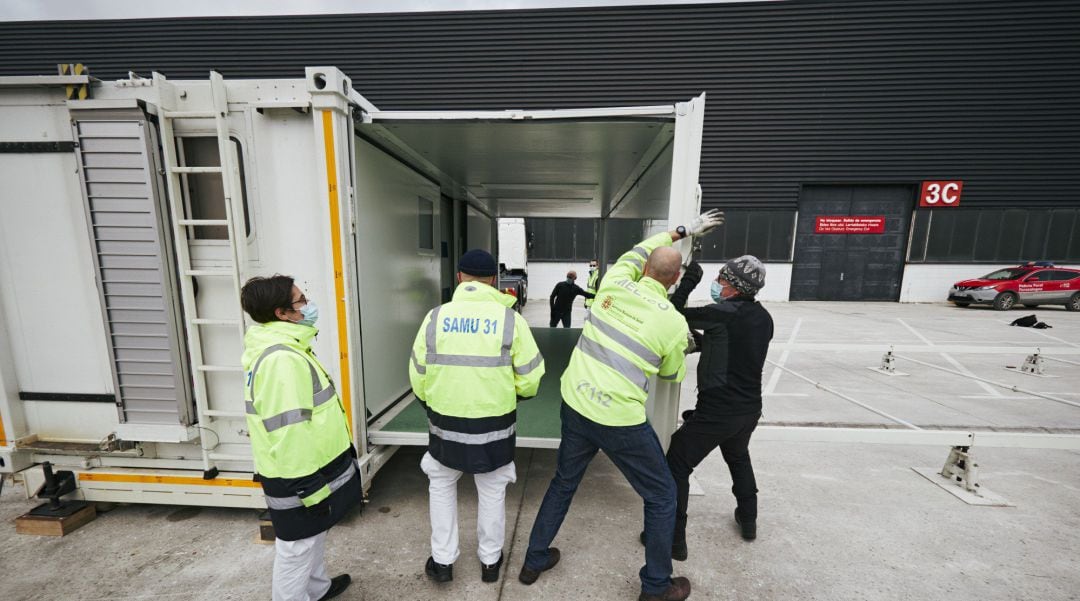 Profesionales sanitarios acondicionan el hospital móvil que recorre diferentes localidades navarras con el objetivo de apoyar la vacunación COVID-19 en la Comunidad Foral en el Recinto ferial de Navarra