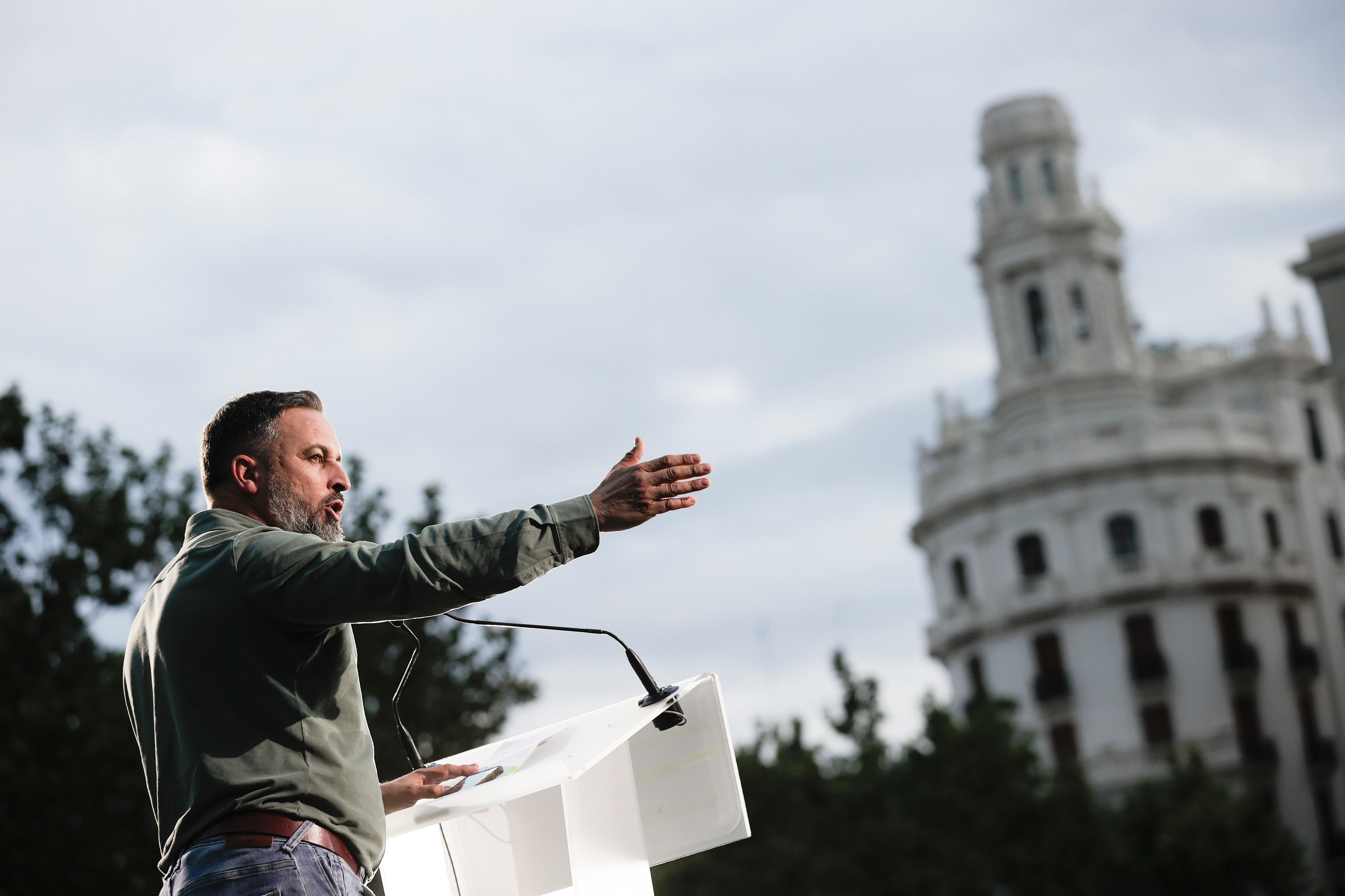 El presidente de Vox, Santiago Abascal, durante el acto electoral que su partido celebró en la Plaza del Ayuntamiento valenciano.