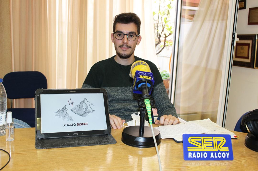 El geógrafo Antonio Galvañ, en los estudios de Radio Alcoy