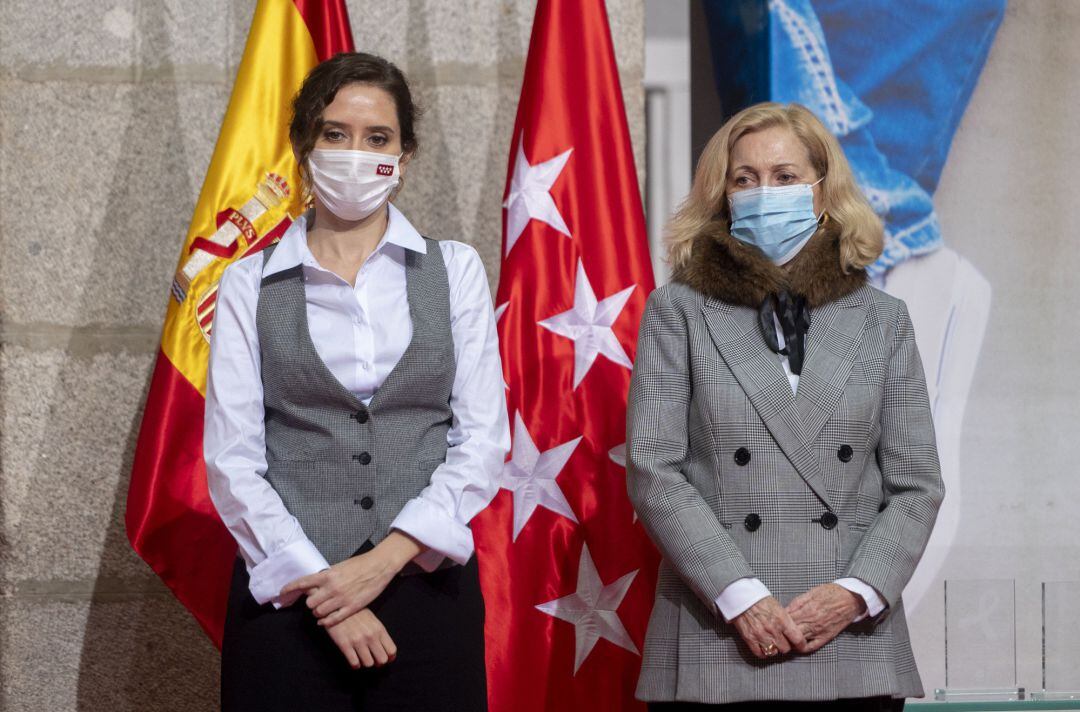 La presidenta de la Comunidad de Madrid, Isabel Díaz Ayuso (i) y la consejera de Familia, Juventud y Política Social de la Comunidad de Madrid, Concepción Dancausa (d), en la Real Casa de Correos.