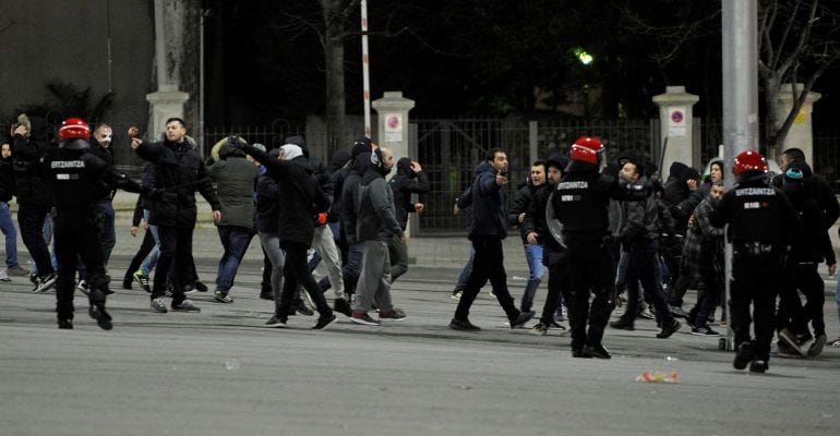 Imágenes de la disputa y de la intervención de la ertzaina durante los incidentes del pasado jueves en Bilbao