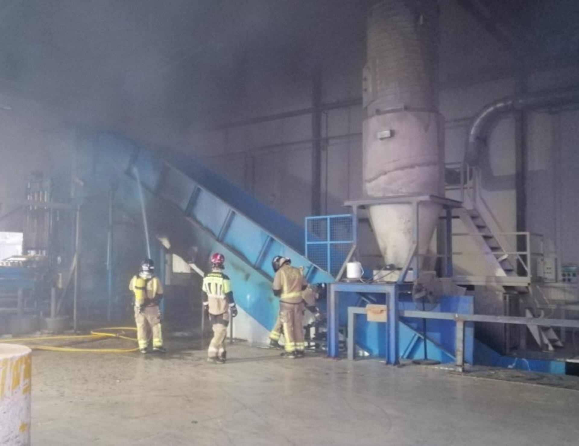 Bomberos extinguen un incendio en una nave industrial de Molina de Segura