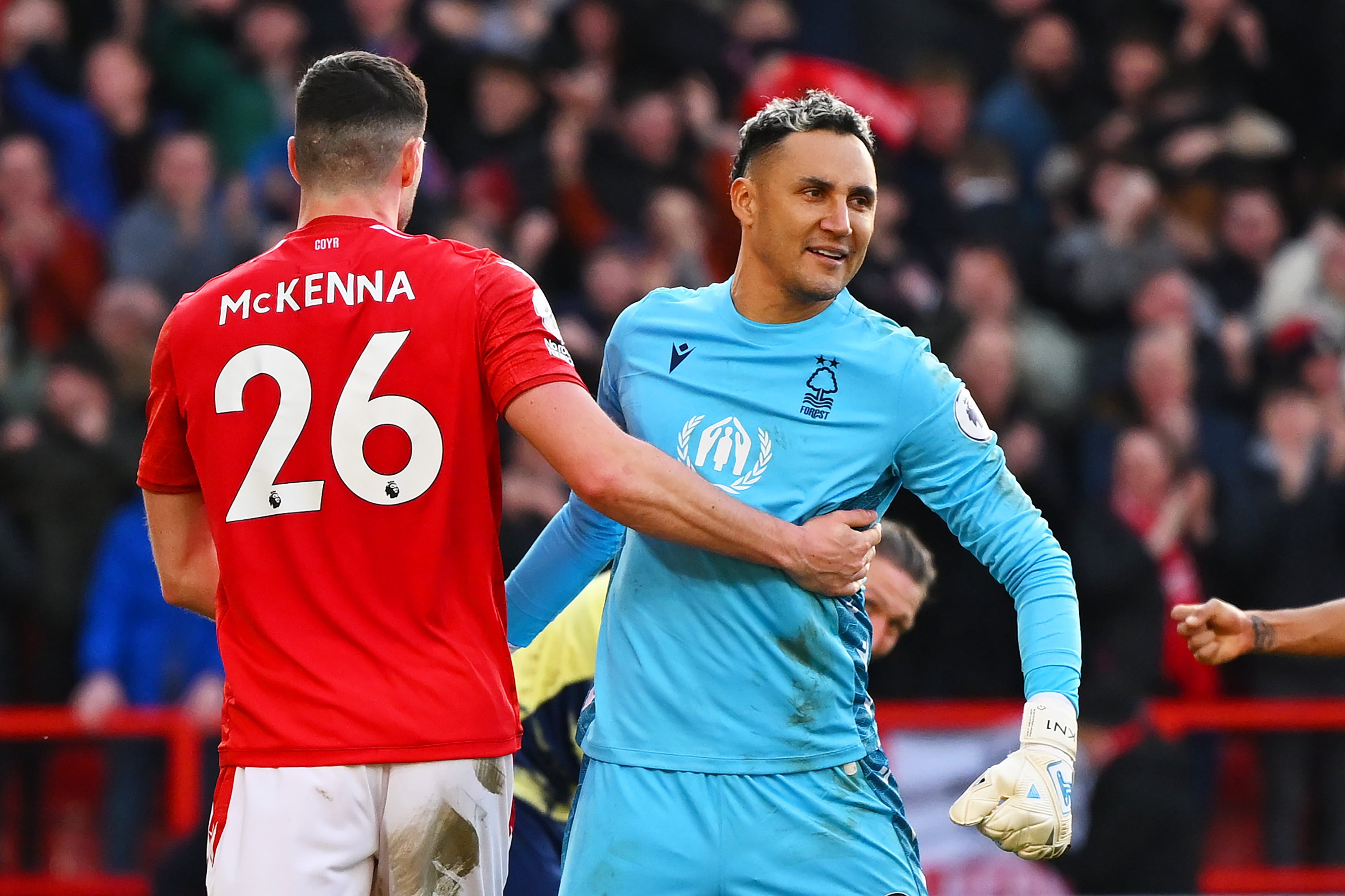 Keylor Navas es felicitado por sus compañeros tras la victoria del Nottingham Forest ante el Leeds United.