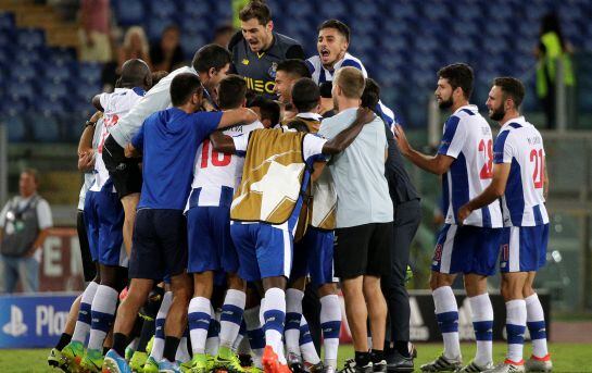 Los jugadores del Oporto celebran la clasificación