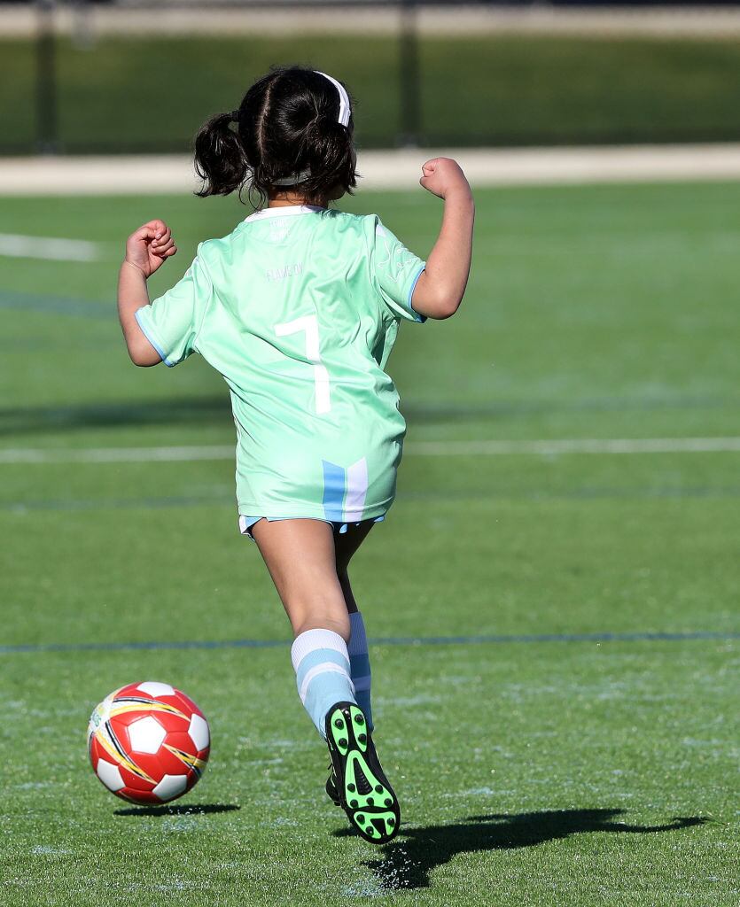 Una niña jugando al fútbol