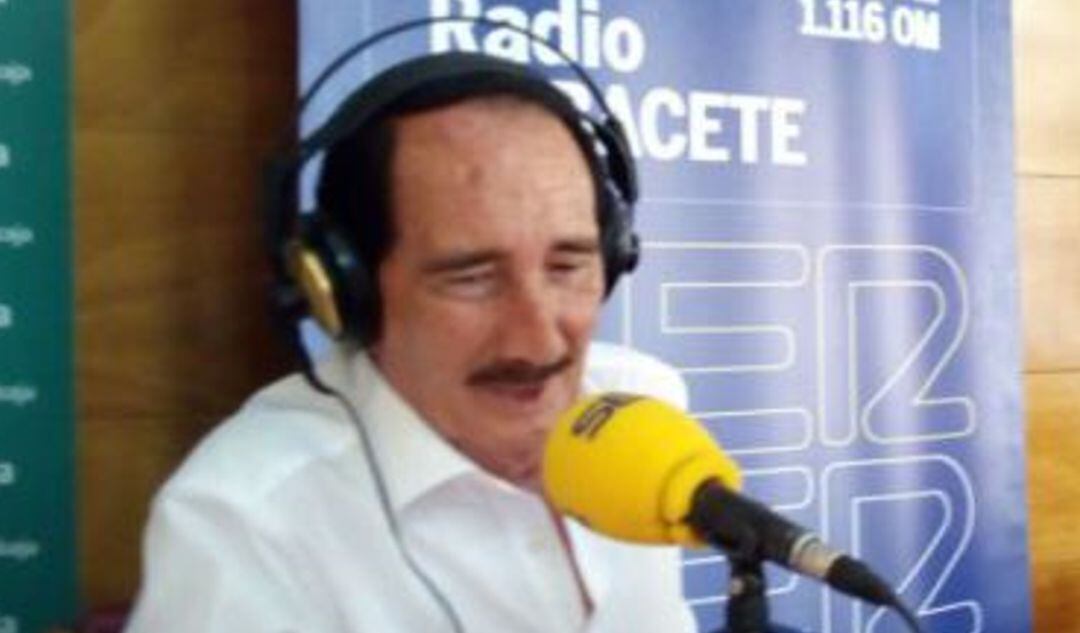 Manuel Molés, durante un programa taurino en Radio Albacete