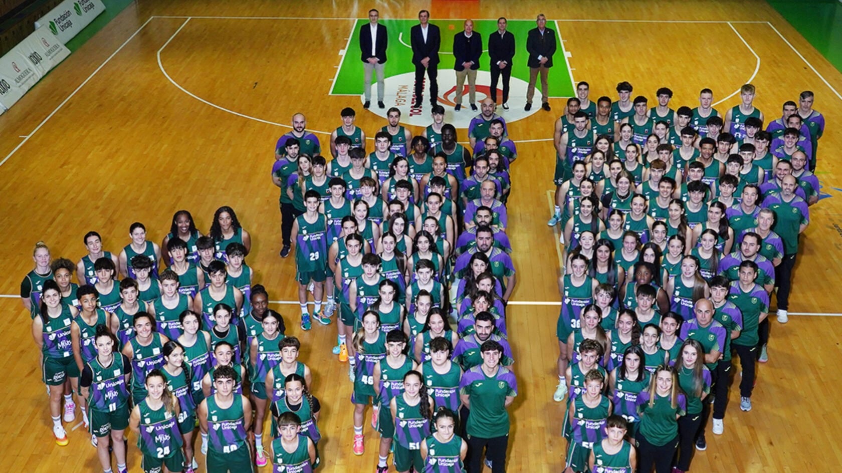 Los equipos de cantera del Unicaja se reunieron para la tradicional fotografía en el Martín Urbano