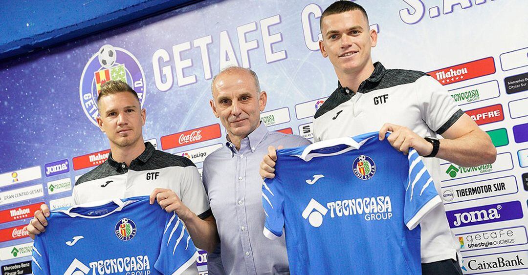 Ángel Martín González, director deportivo azulón, entre Jack Harper (d) y Raúl Carnero.