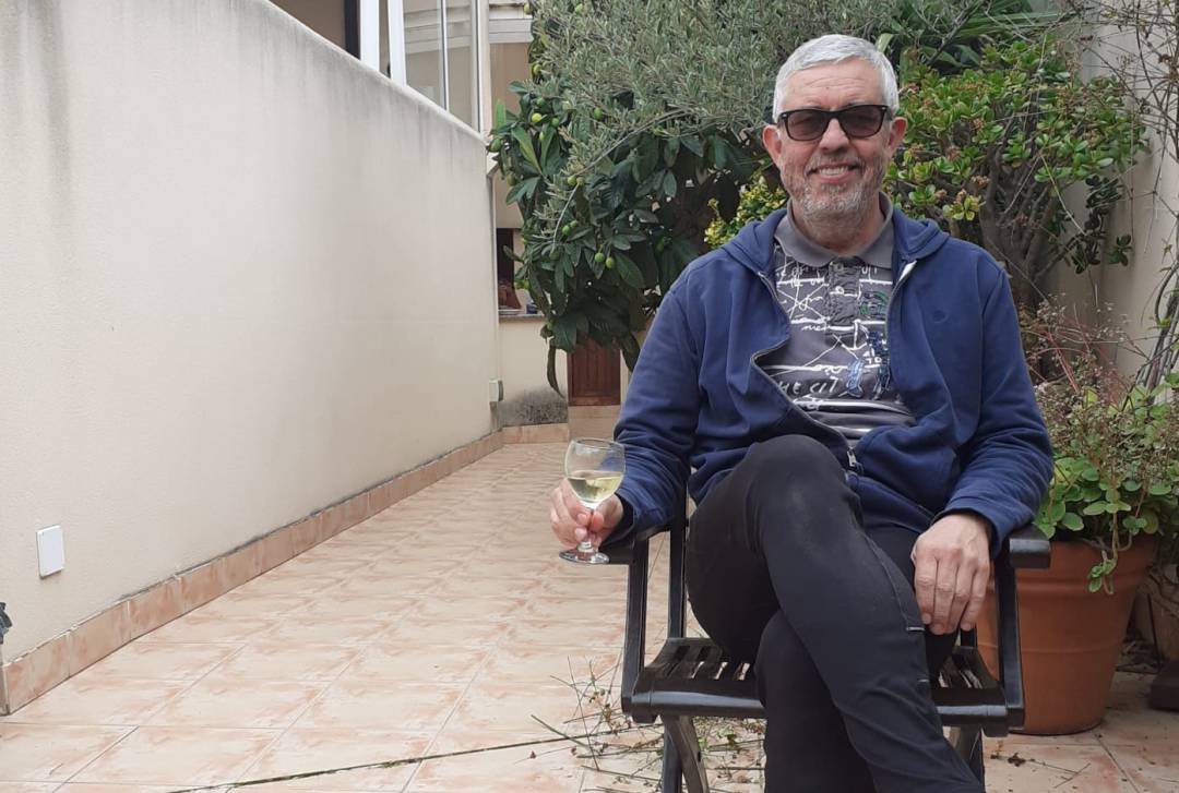 Pepe Belmonte, catedrático de Literatura de la UMU, en el patio de su casa de la huerta