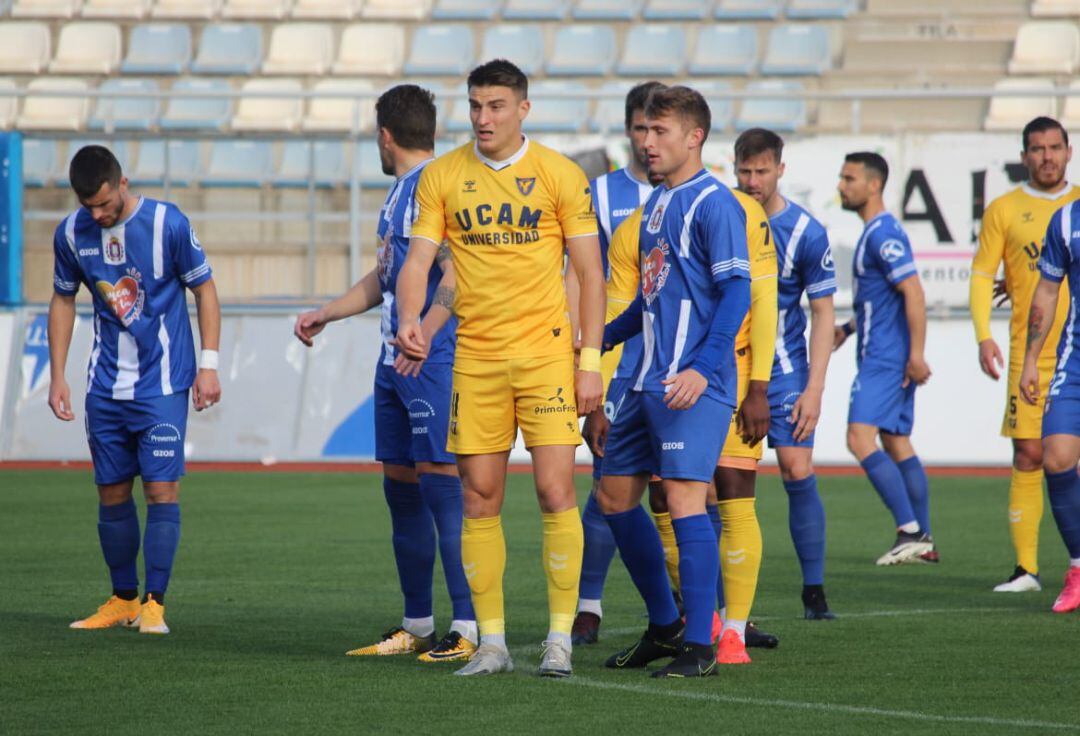 Jordi Sánchez rodeado por jugadores del Lorca Deportiva