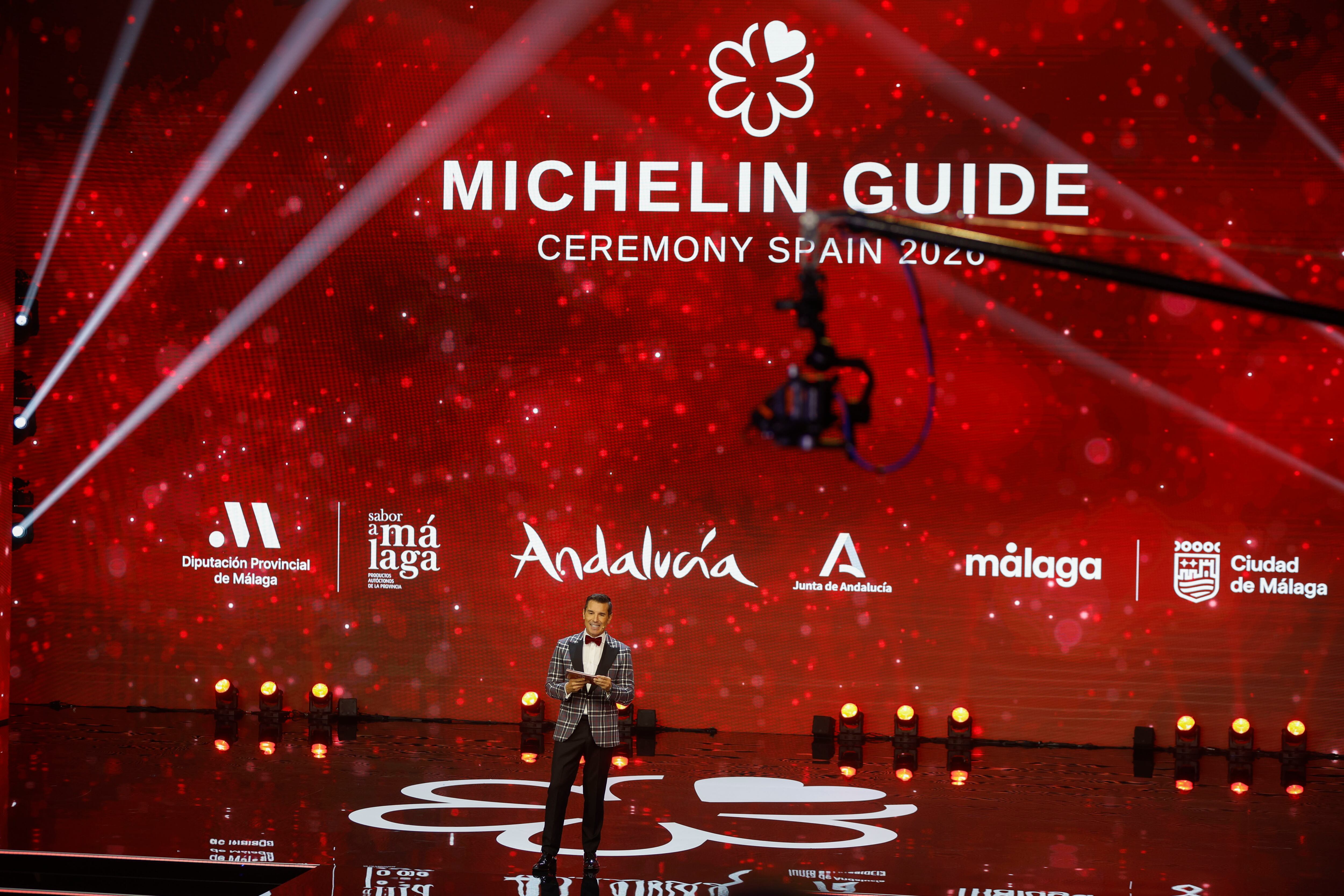 GRAFAND2208. MÁLAGA, 25/11/2025.- El presentador Jesús Vazquez durante la gala de la Guía Michelin 2026, que desvela los nuevos restaurantes reconocidos por esta asociación en un acto que reúne a más de 700 invitados entre chefs y representantes de los establecimientos con 'Estrella'. EFE/ Jorge Zapata