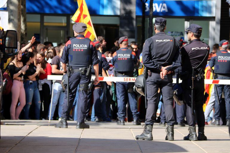 Policia y Guardia Civil vigilan delegaciones, tribunales, sedes de partidos políticos y medios de comunicación amenazados