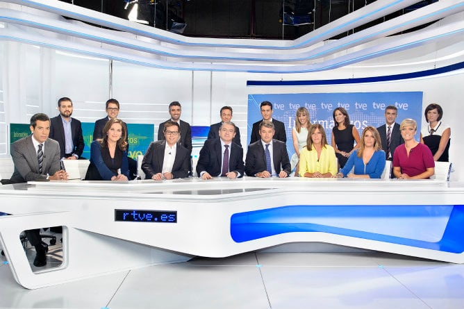 Equipo de los Servicios Informativos de TVE con su director, Julio Somoano, y junto al director de TVE, José Ramón Díez