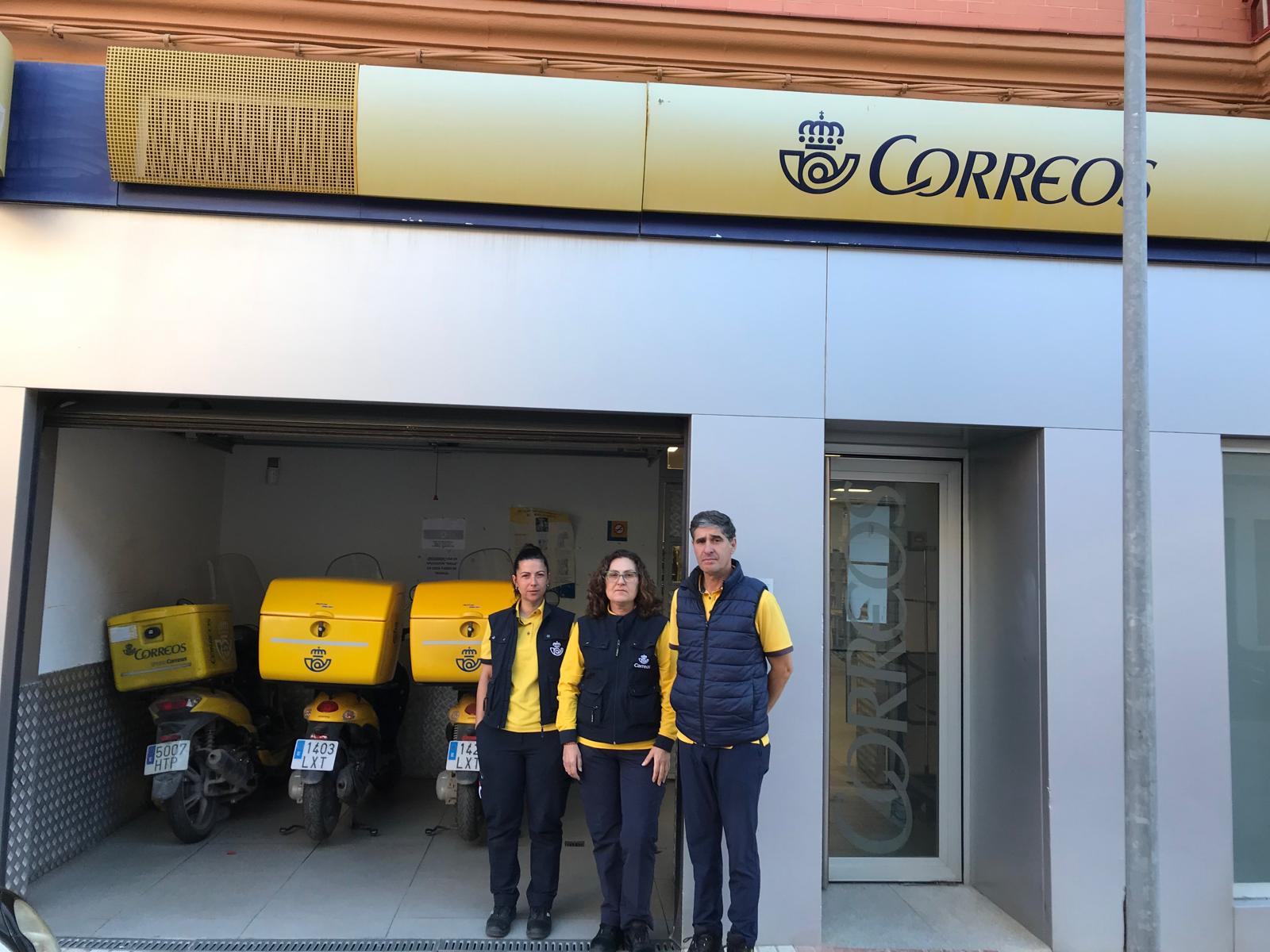 Trabajadores de Correos en Bailén.