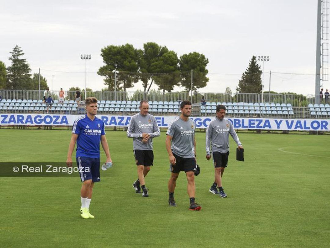 Raúl Guti junto al cuerpo técnico