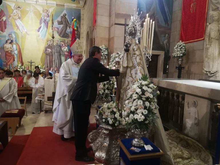 El alcalde de Linares impone el bastón de mando a la Virgen de Linarejos.