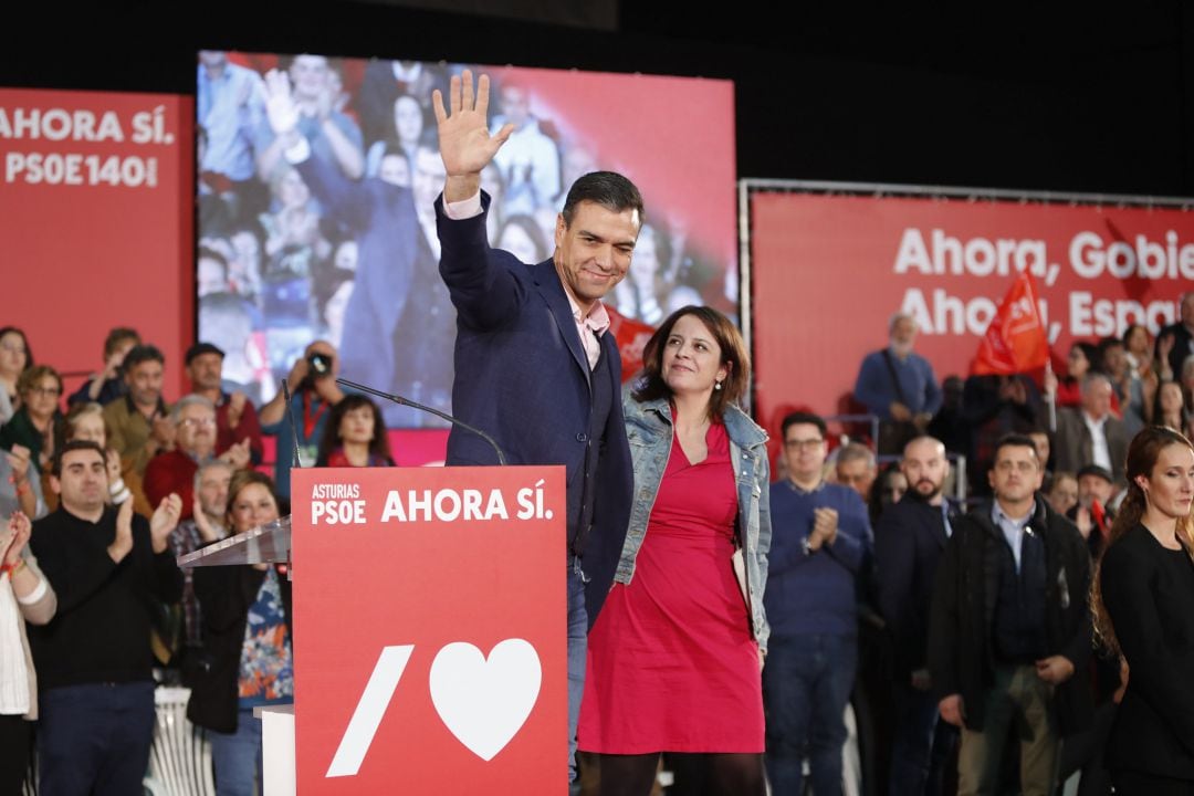 El presidente del Gobierno en funciones, Pedro Sánchez, y la cabeza de lista socialista por Asturias al Congreso de los Diputados, Adriana Lastra