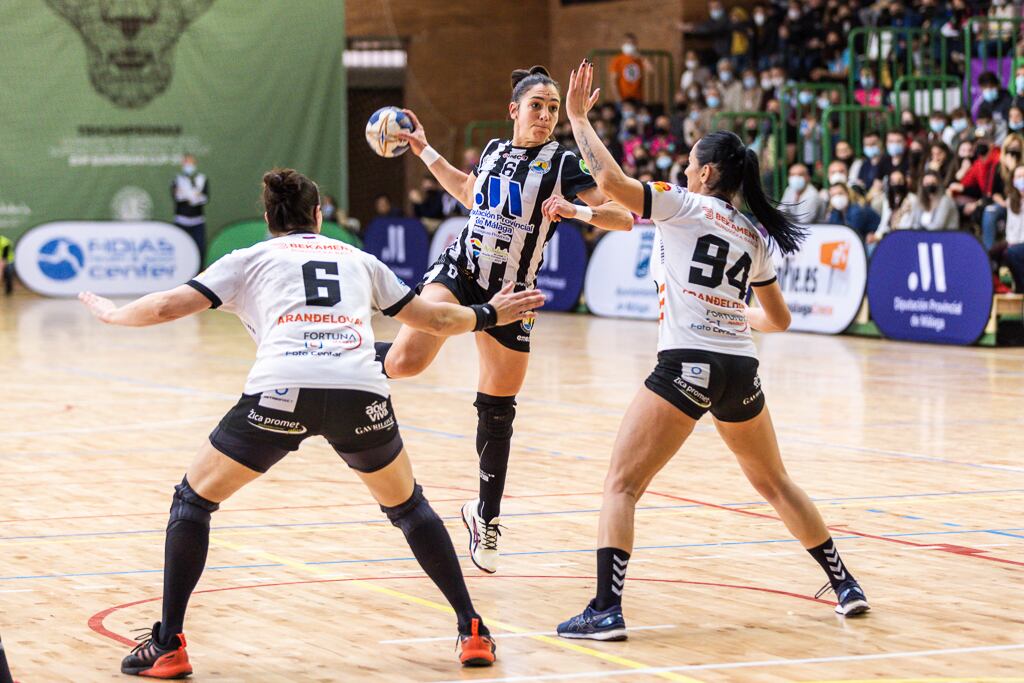 La jugadora del Costa del Sol Estela Doiro en el partido ante el ZRK Bekament Bukovicka Banja