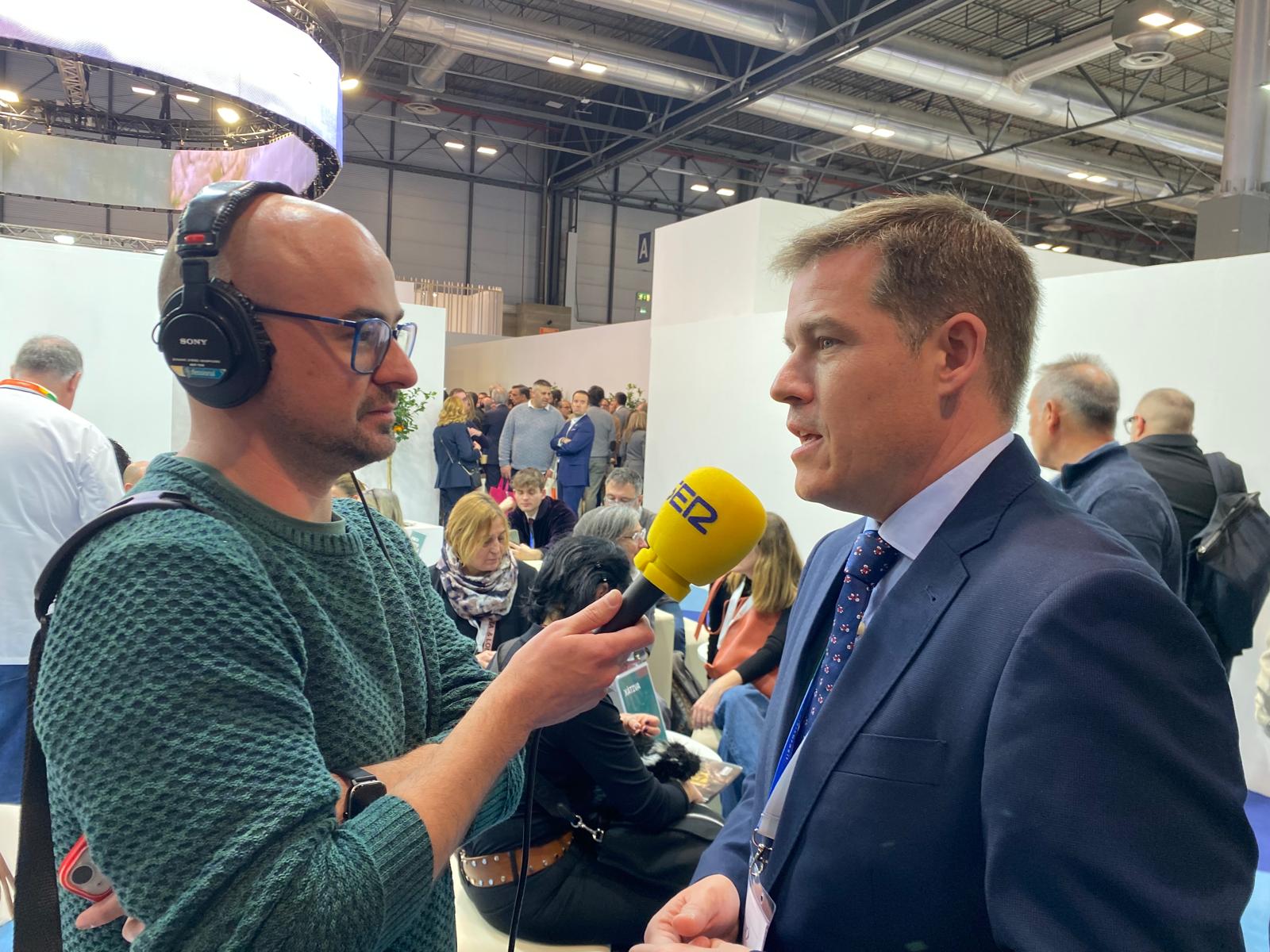 Jordi Company, en FITUR, junto al alcalde de la ciudad, Roger Cerdà.