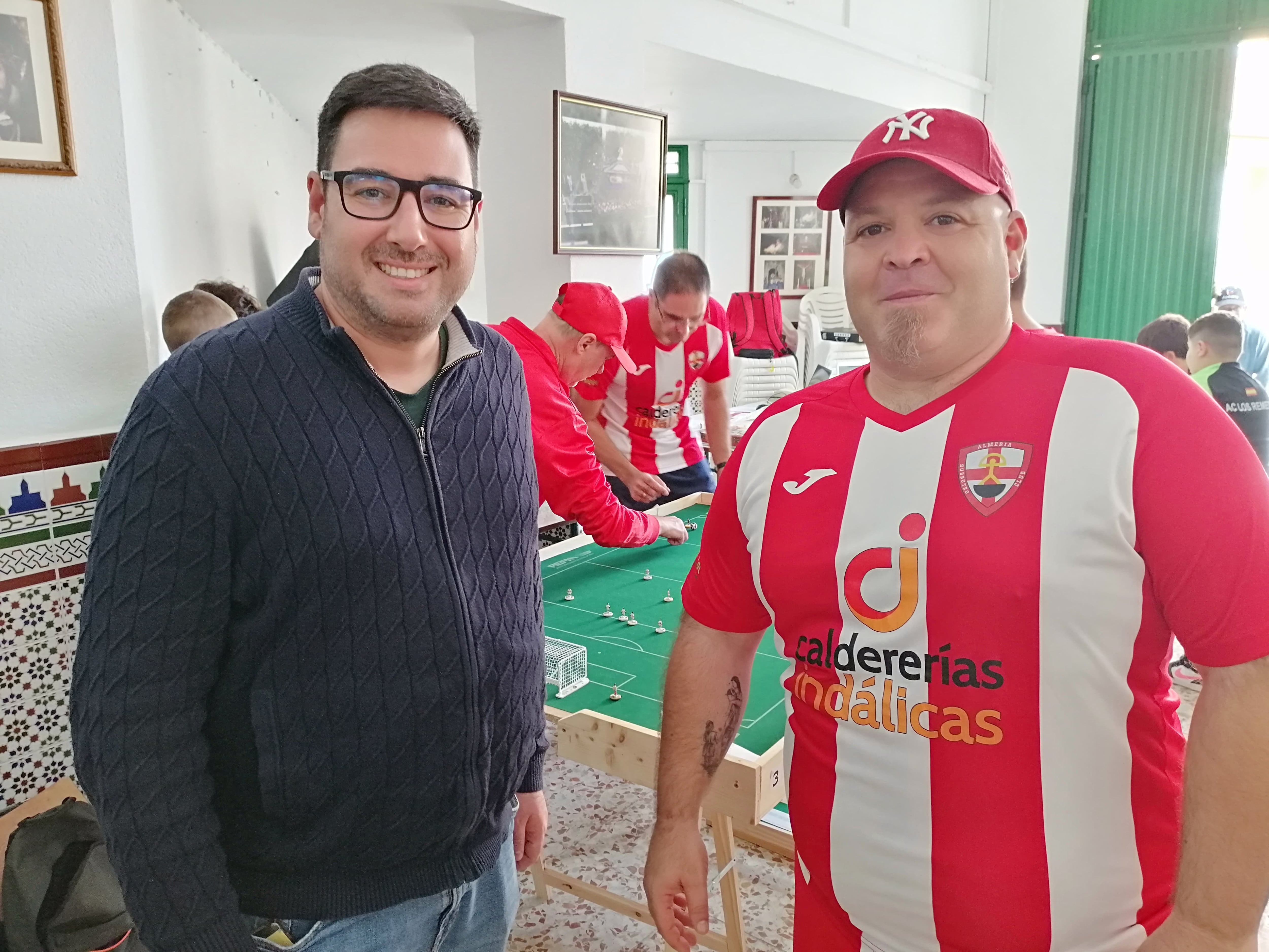 El alcalde de Tabernas con el jugador del club almeriense.