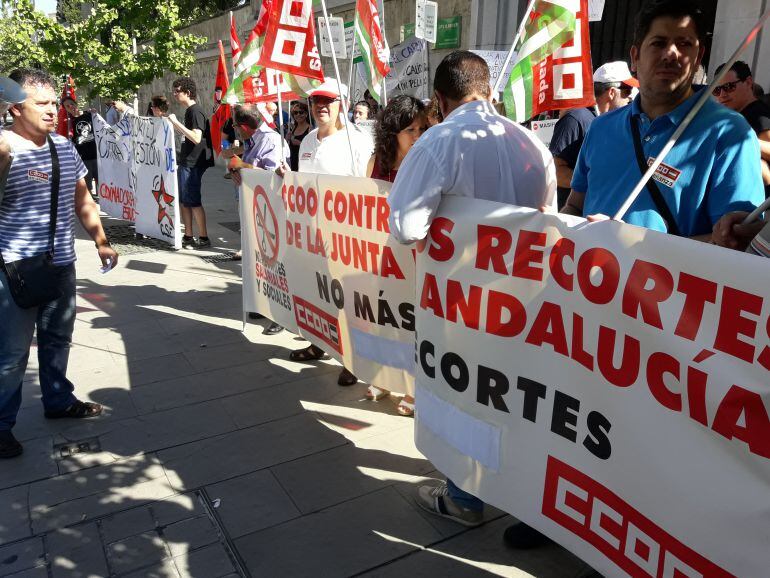 Miembros de Comisiones Obreras se concentran ante la Delegación de Educación.