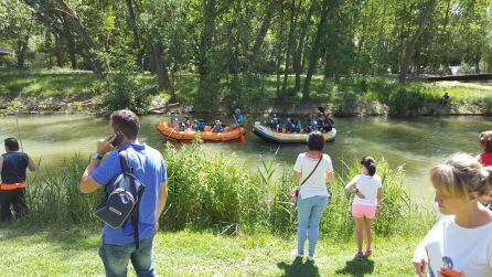 Numerosas familias han acompañado a pie a los participantes de la actividad por la orilla del río