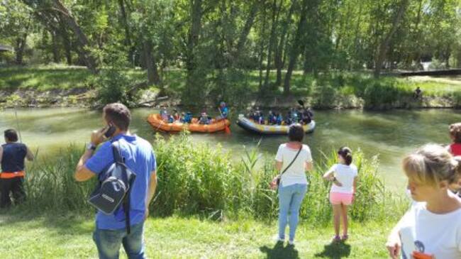 Numerosas familias han acompañado a pie a los participantes de la actividad por la orilla del río