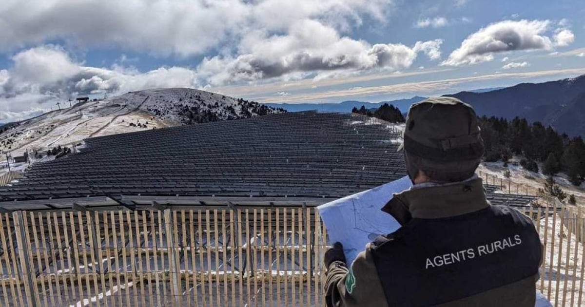 Un agent rural comprova que el Parc fotovoltàic del Planell de la Tossa no ocupi territori català.