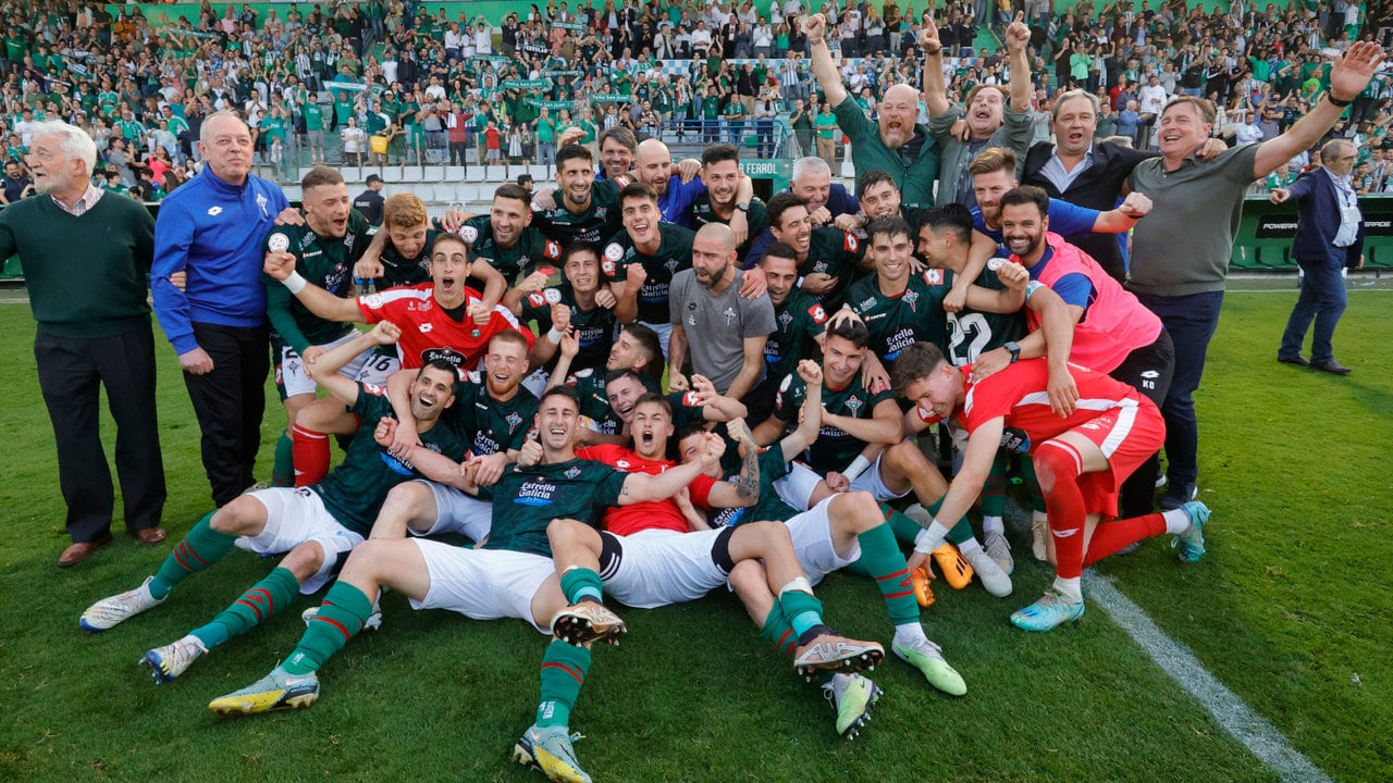 Los jugadores del Racing, festejando el ascenso a Segunda División en A Malata (foto: Kiko Delgado / EFE)