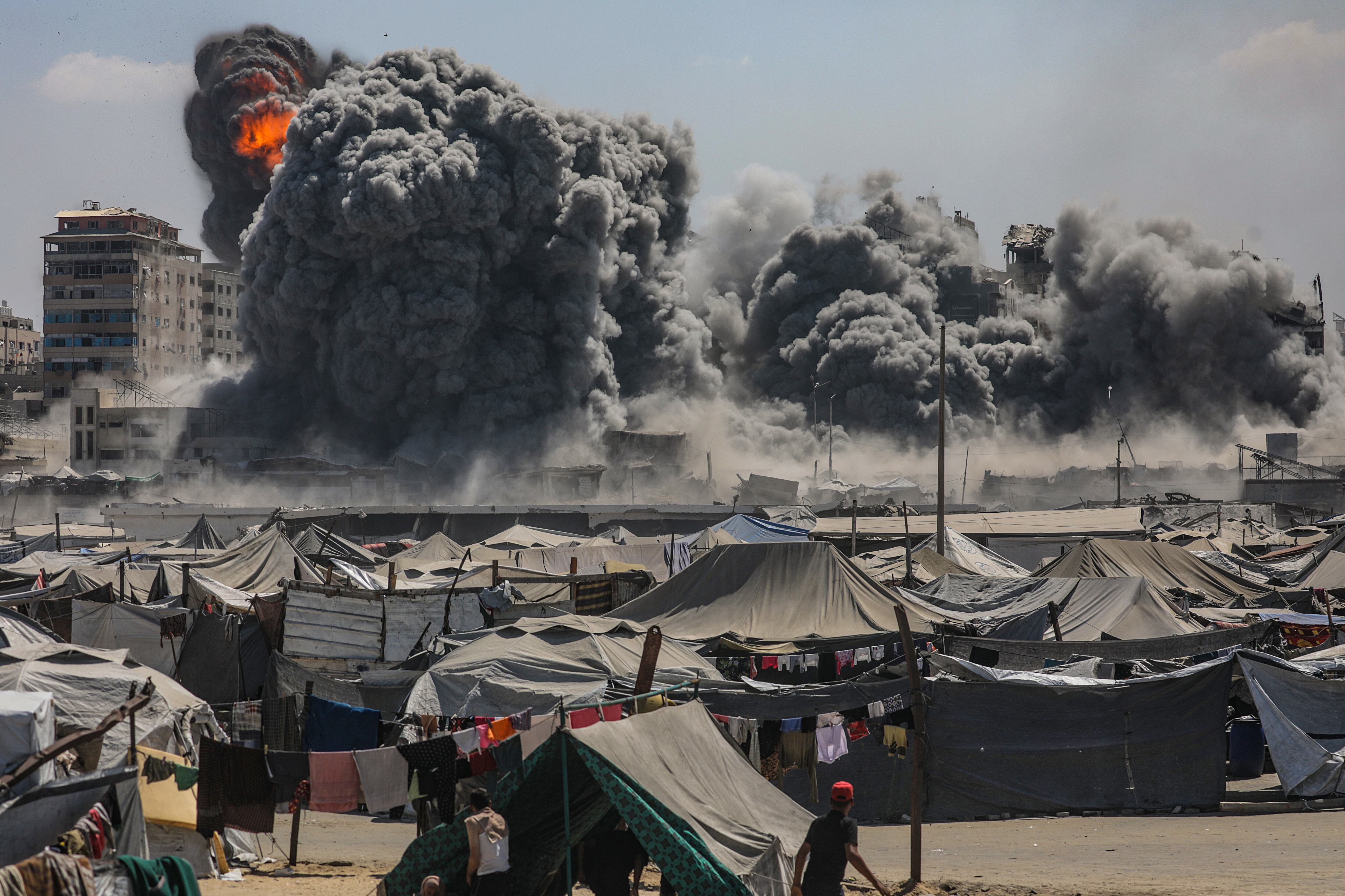 Humo se eleva en la Torre Harmony tras un ataque aéreo israelí al oeste de la Ciudad de Gaza, Franja de Gaza, este miércoles.-EFE/ Mohammed Saber