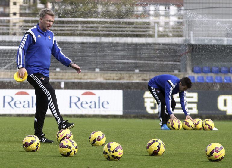 GRA253. SAN SEBASTIÁN (GIPUZKOA), 18/11/2014.- El entrenador de la Real Sociedad, el escocés David Moyes , dirige el entrenamiento realizado hoy en el campo de Zubieta donde preparan el próximo partido de Liga ante el Deportivo. EFE/Juan Herrero