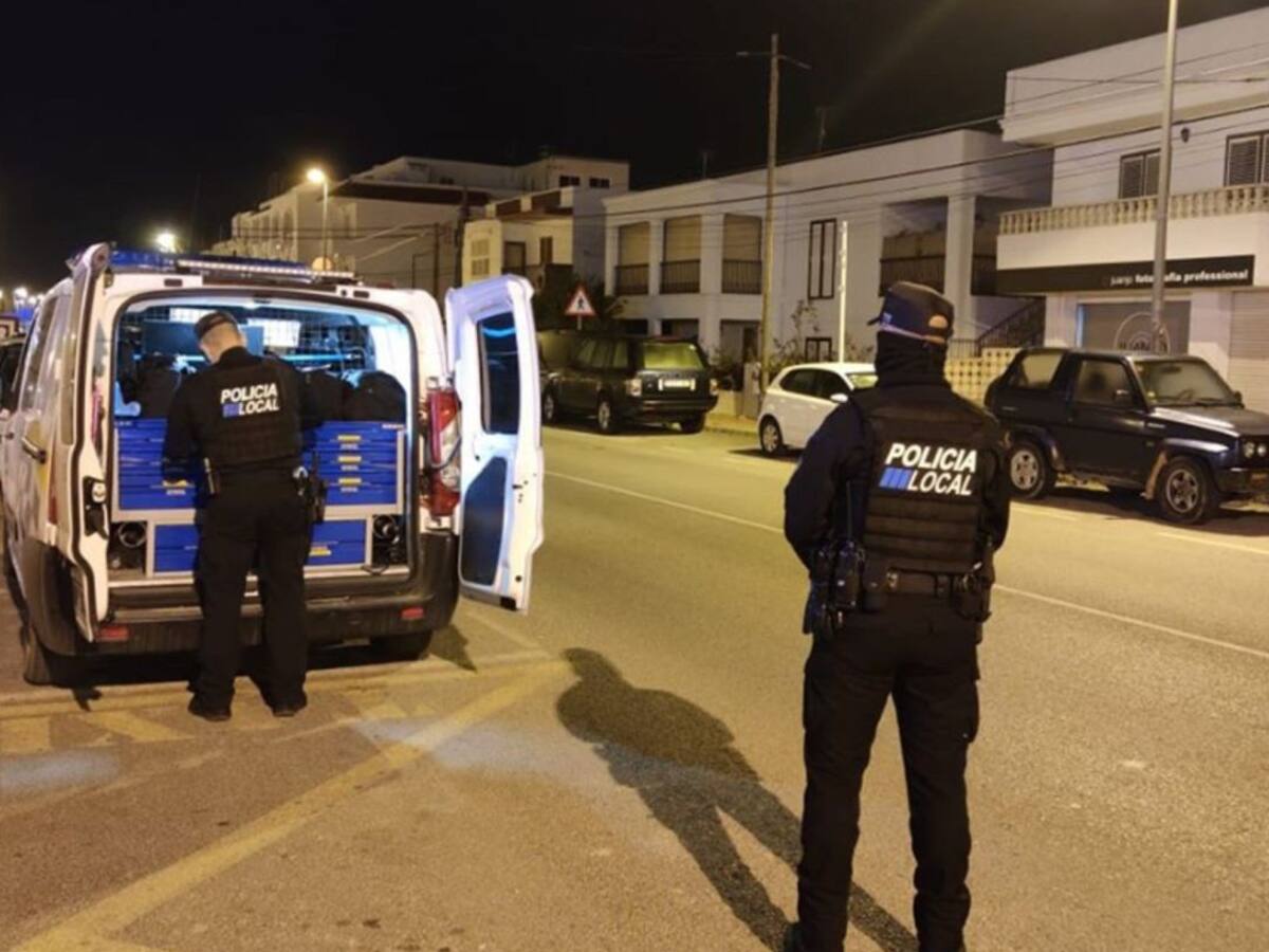 La Policía Local de Sant Josep denuncia al organizador de una fiesta multitudinaria en una vivienda turística