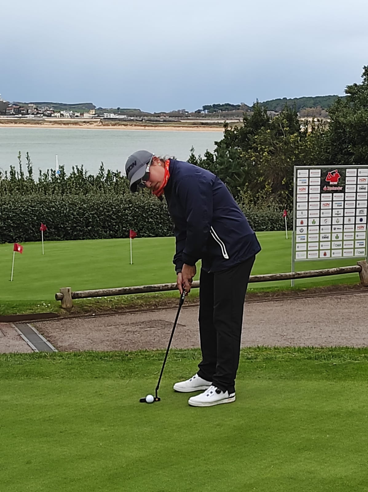 Marta Muñoz ejecutando un putt