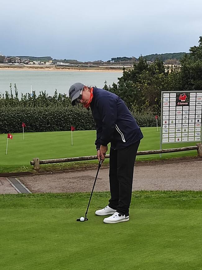 Marta Muñoz ejecutando un putt