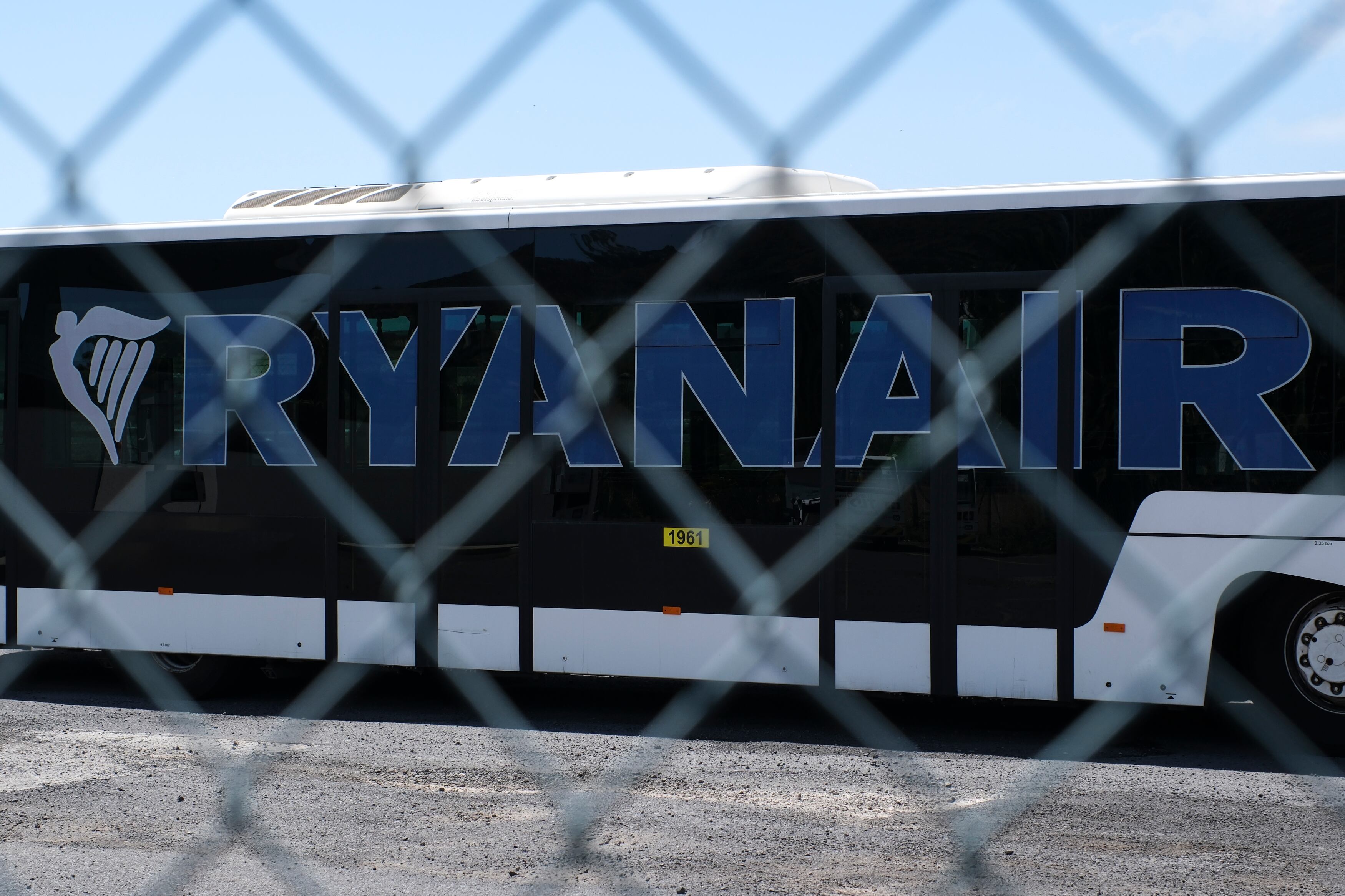 RRAFCAN3873. LA LAGUNA (TENERIFE) (ESPAÑA), 03/09/2025.- La compañía aérea Ryanair suspenderá 36 conexiones entre la península y Canarias, lo que supondrá la pérdida de 400.000 plazas en las rutas que comunican las islas con el resto de España, y dejará de volar al aeropuerto de Tenerife Norte. Re. En la imagen, un autobús de la compañía Ryanair este miércoles en el aeropuerto de Tenerife Norte. EFE/Alberto Valdés .
