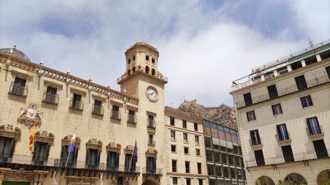 Fachada principal del Palación Consistorial de Alicante